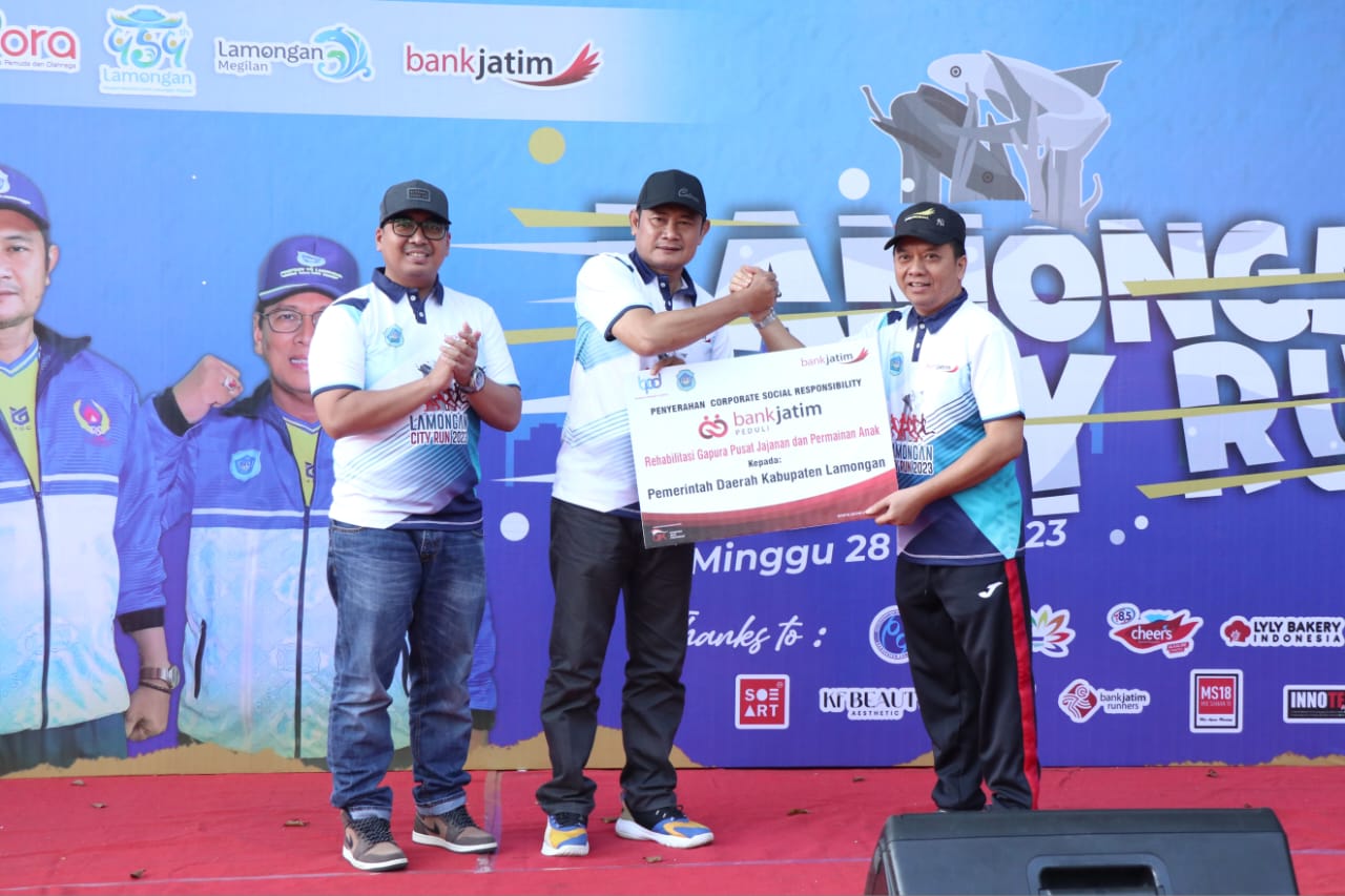 Wujudkan Kemandirian Ekonomi, Bank Jatim Serahkan Dua CSR Sekaligus di