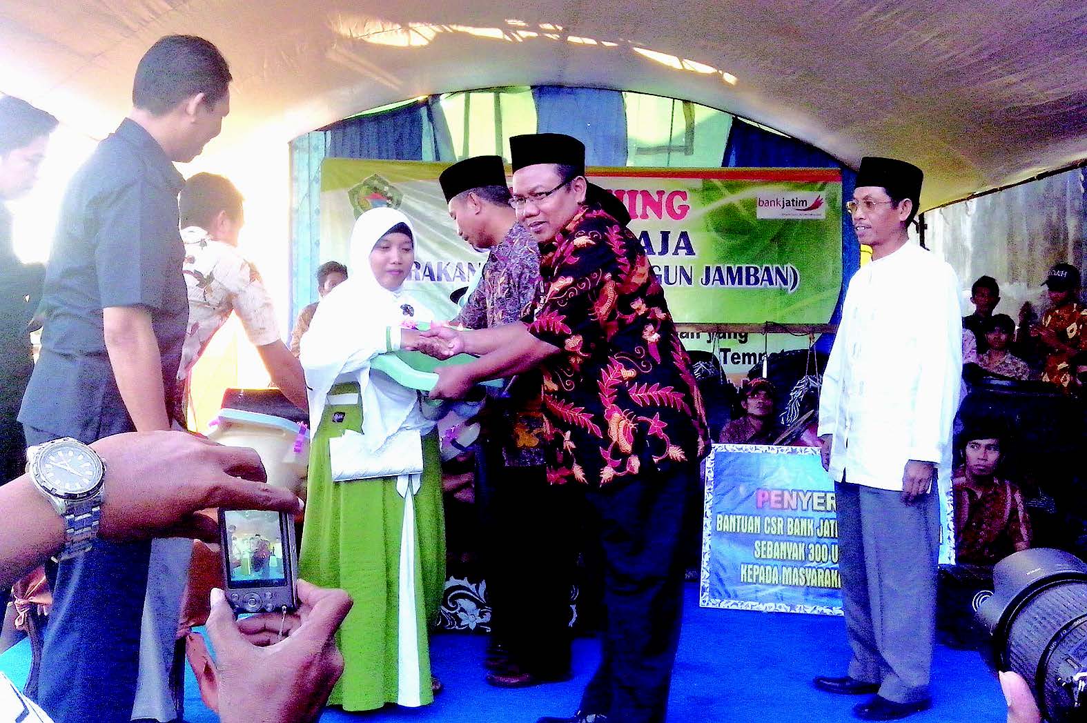 CSR Bank Jatim Bantu 300 Jamban Pamekasan